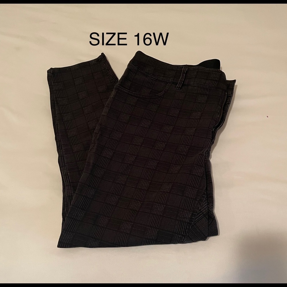 EVRI Black W/Lines Size 16W Ankle Pants GentlyWorn